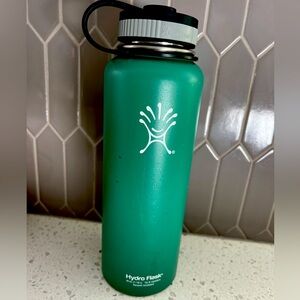 Hydroflask Green 40 oz. (1.18 L) Water Bottle in good condition